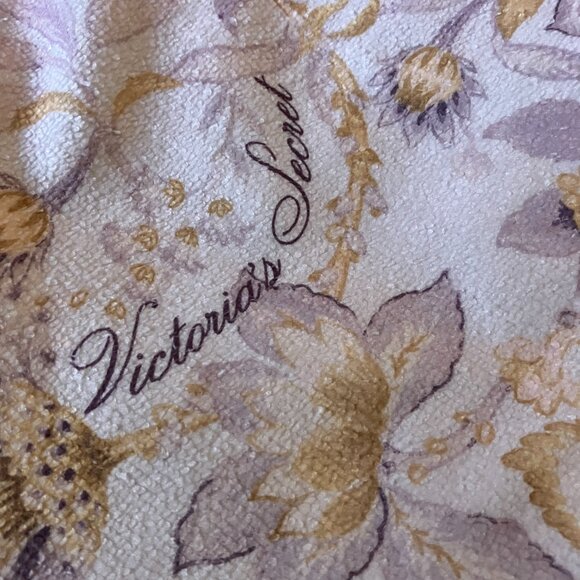 Victoria's Secrets Beach Towel - Picture 4 of 4